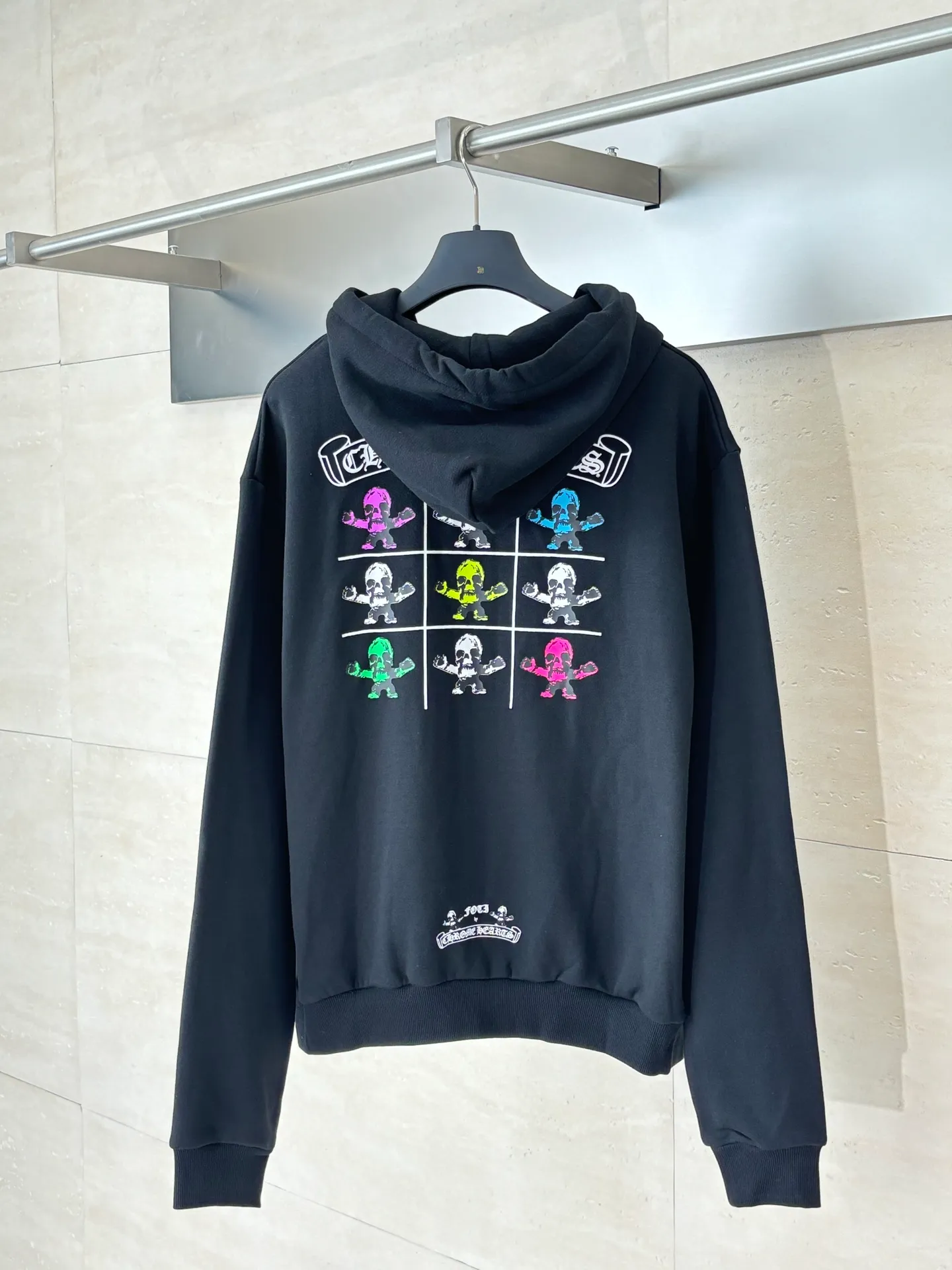 P426 Chrome Heart*/Chrome Heart Jiugongge skull hooded zipper sweatshirt is made of high-quality cotton fabric, soft and skin-friendly, and has good breathability. The overall color is classic black, which sets a low-key and versatile style tone. The simple print pattern on the left chest on the front includes letters and cartoon skull images. The design is simple but highly recognizable, showing an uninhibited personality and attitude. Size: S/M/L/XL